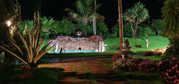 Piscina e jardim da entrada Amorim Garden Eventos