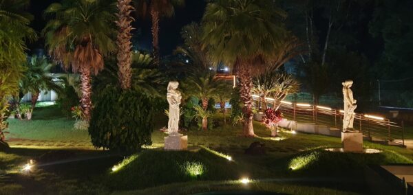 Entrada com Estátuas Gregas Amorim Garden Eventos