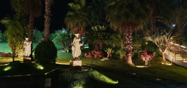 Jardim e estátuas da entrada Amorim Garden Eventos